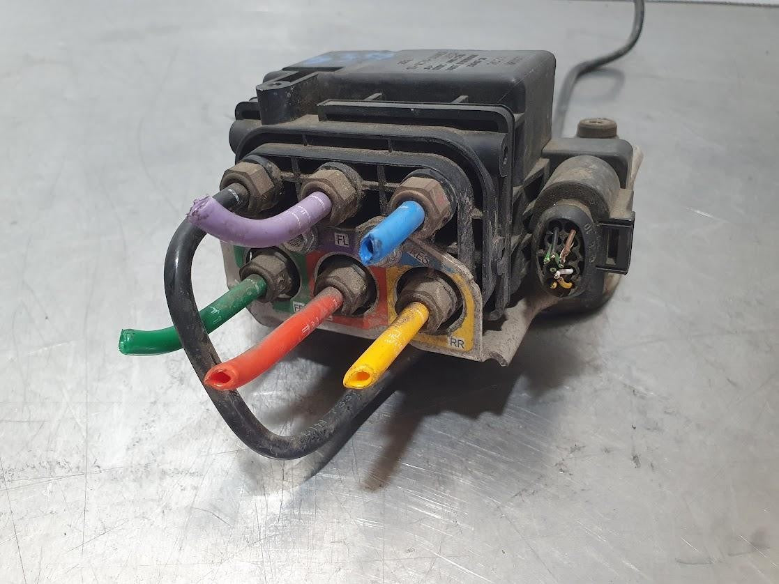 PORSCHE CAYENNE AIR RIDE COMPRESSOR AIR SUSPENSION VALVE BLOCK, 9PA, 06/03-06/10