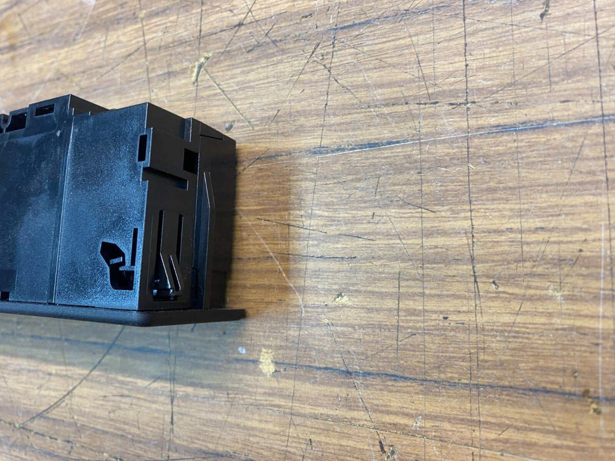 Mercedes Benz W213 C238 SD Reader USB Port Socket Unit A 205 820 02 26
