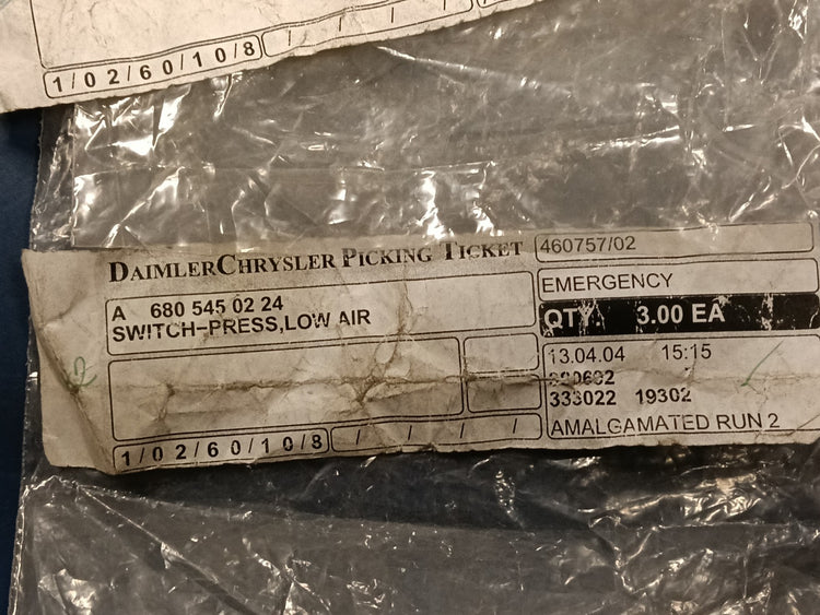 Freightliner A6805450224 Switch Low Pressure Air Normally Closed 64-76 1/8 Mpt