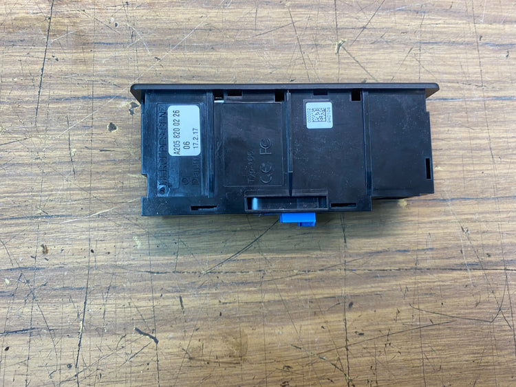 Mercedes Benz W213 C238 SD Reader USB Port Socket Unit A 205 820 02 26