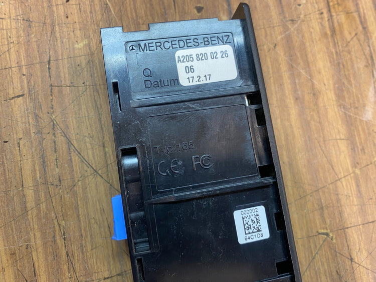 Mercedes Benz W213 C238 SD Reader USB Port Socket Unit A 205 820 02 26