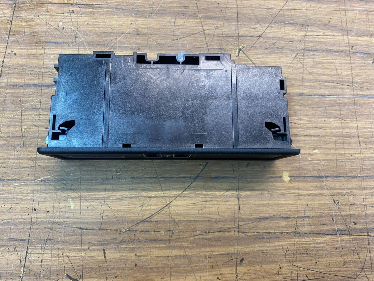 Mercedes Benz W213 C238 SD Reader USB Port Socket Unit A 205 820 02 26