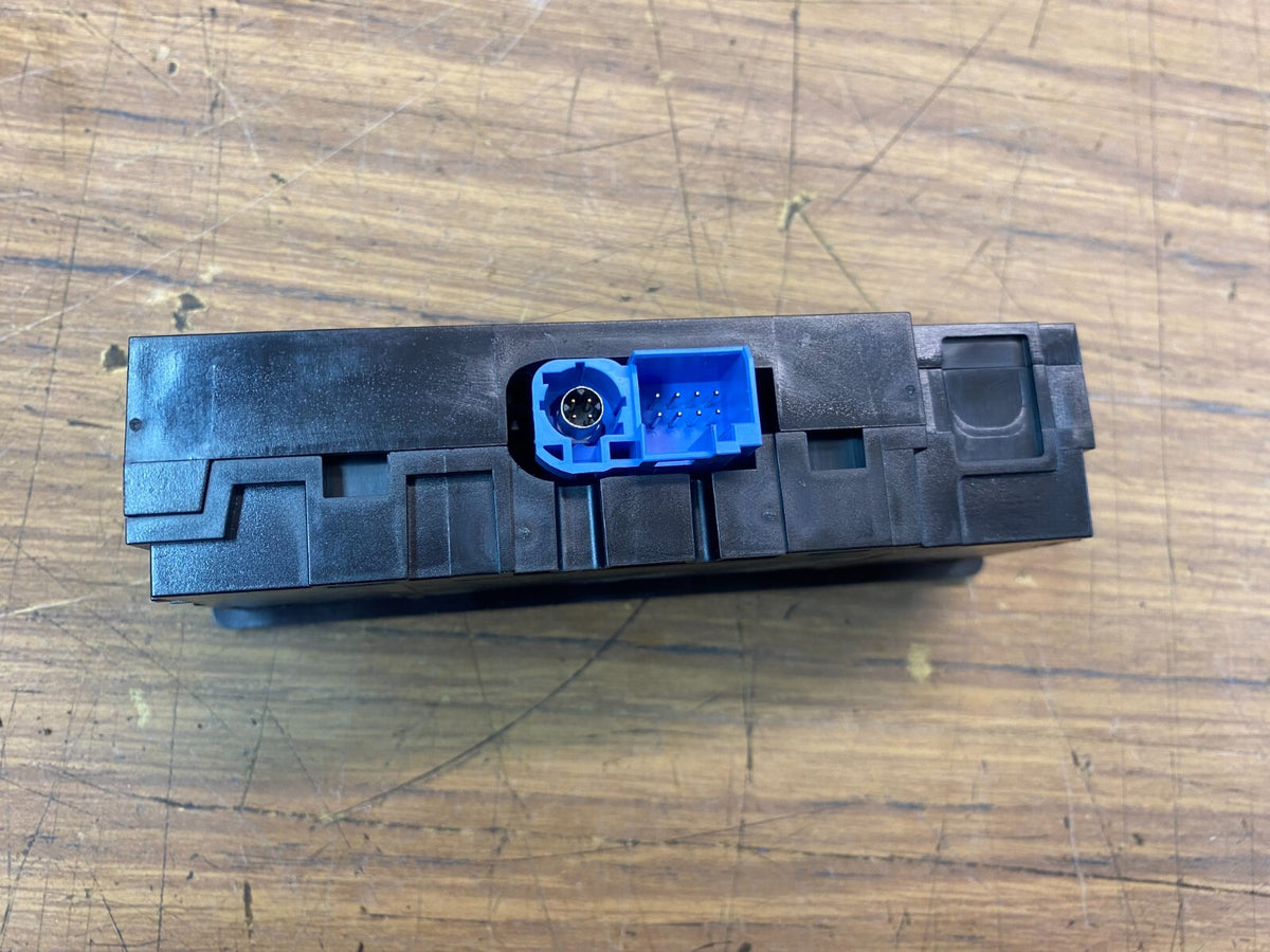 Mercedes Benz W213 C238 SD Reader USB Port Socket Unit A 205 820 02 26