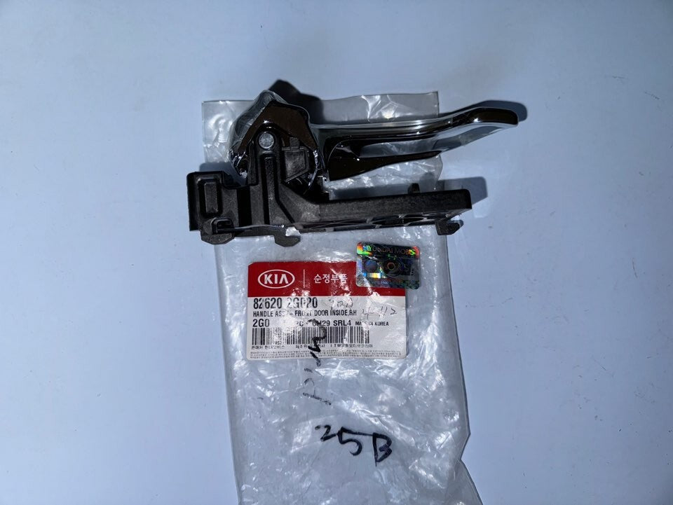 GENUINE BRAND NEW HANDLE ASSY-FRONT DOOR INSIDE,RH SUITS KIA OPTIMA 2006-2010